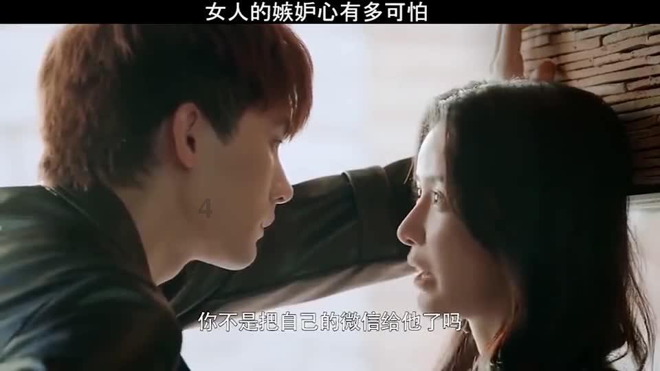 鞠婧祎身穿白色羊羔绒外套,笑容明媚动人,一种清新自然的感觉